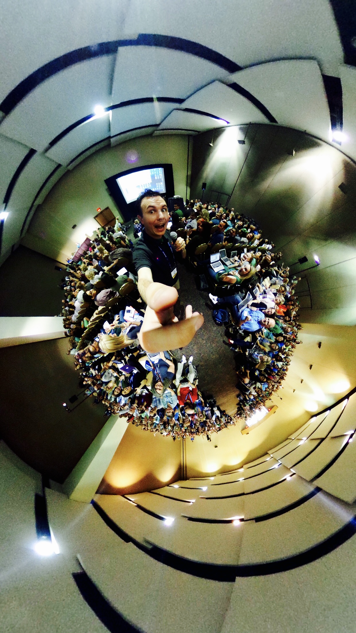 360º image of Bill Selak with 1000 conference attendees