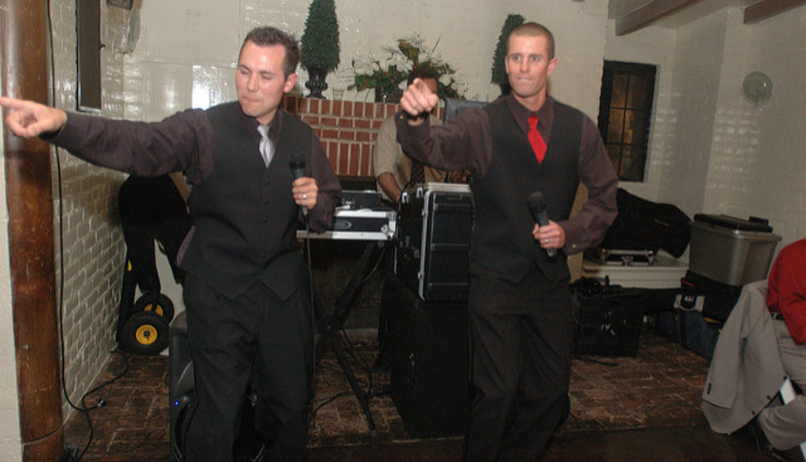 singing-neil-diamond-brentkelley-billselak-wedding